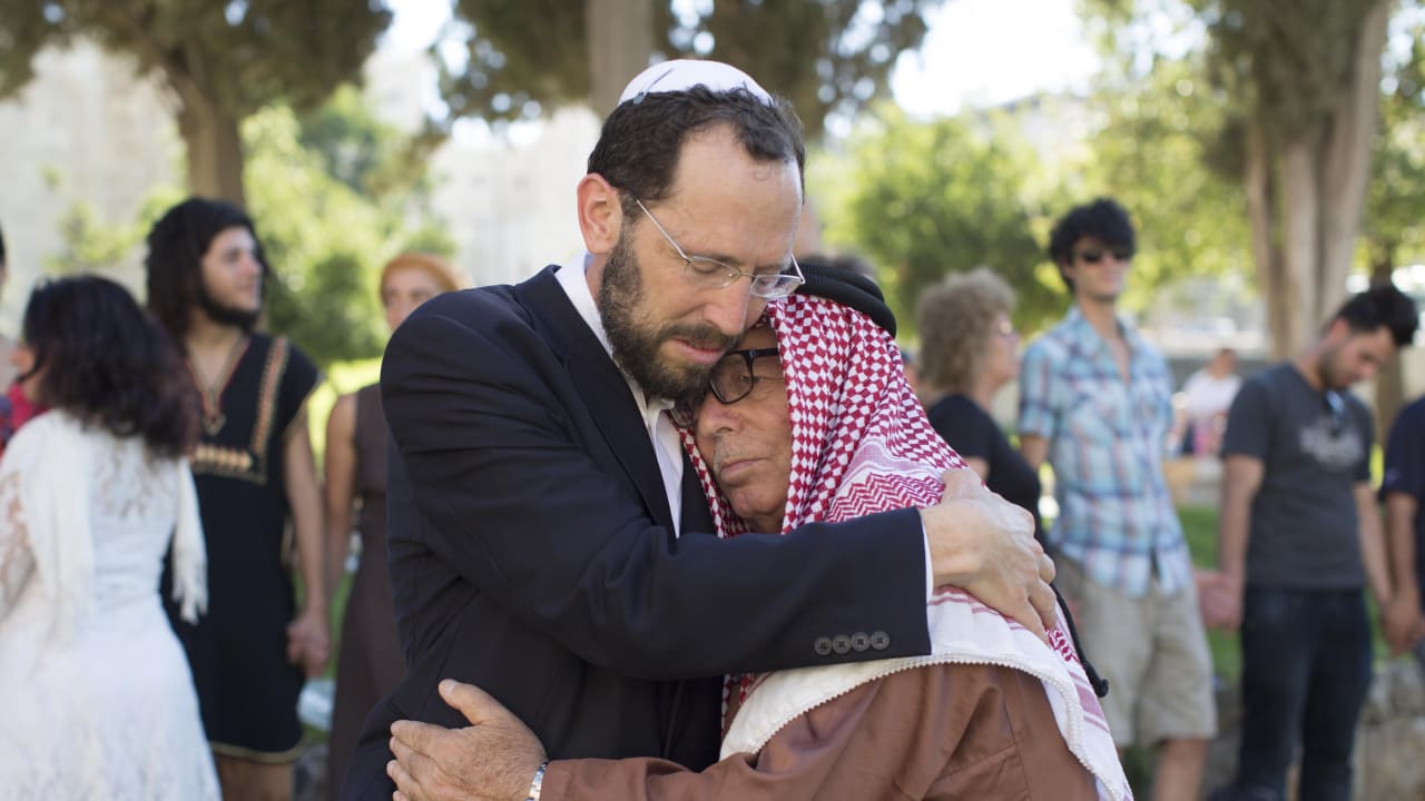 Israeli-Jew-and-Muslim-embrace.jpg