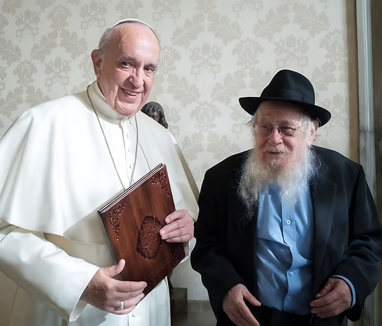 Rabbi-Rasson-Arousi-and-Pope-Francis.jpg